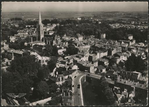 Vues aériennes de la ville et du pont Neuf / Ray Delvert phot. (vue 1).
